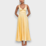 Maxi vestido amarillo plisado con escote en V