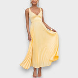 Maxi vestido amarillo plisado con escote en V